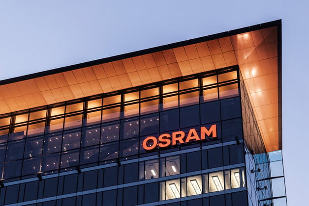 Het kantoorgebouw van OSRAM in de avond