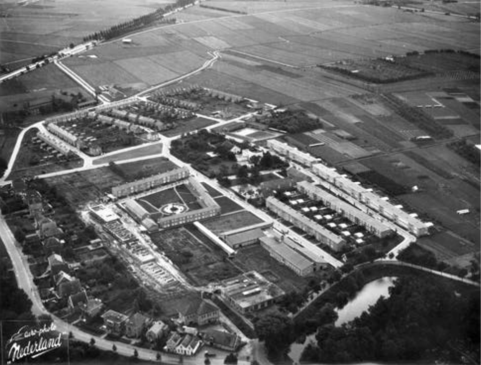 Luchtfoto uit de jaren 50 van het zuiden van Zaltbommel, met de voormalige HBS waarin Schouten & Nelissen nu is gevestigd.