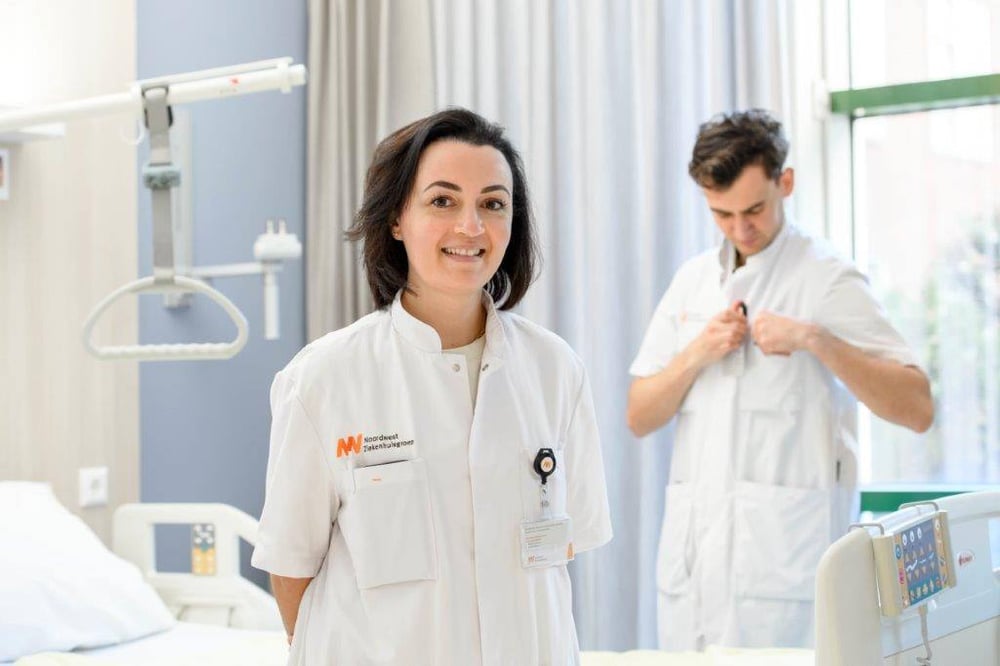 Two Noordwest professionals looking at each other in a ward